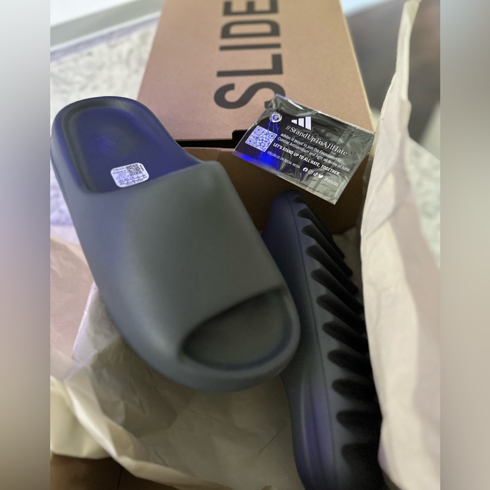 ADIDAS YEEZY SLIDES!!! BRAND NEW! Size 7